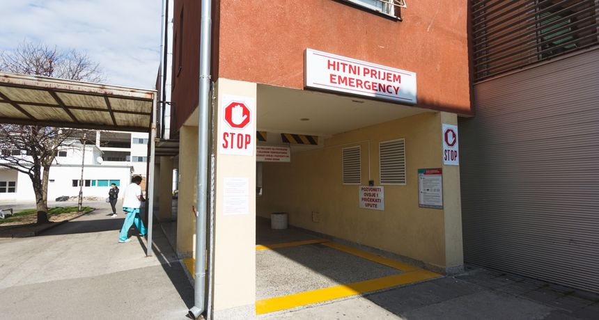 Opustjele gradske ulice i zadarska riva Opustjele gradske ulice i zadarska riva