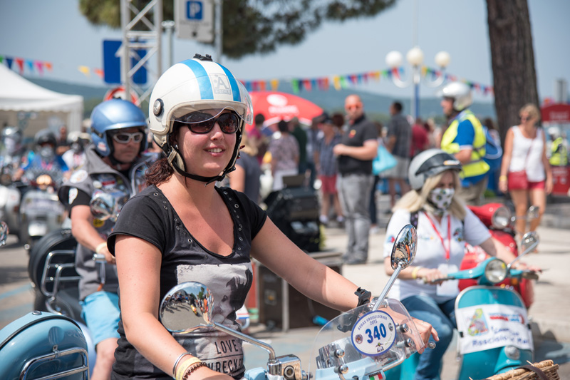 Spektakularni defile vespaša, foto: Vinko Pešić Spektakularni defile vespaša, foto: Vinko Pešić