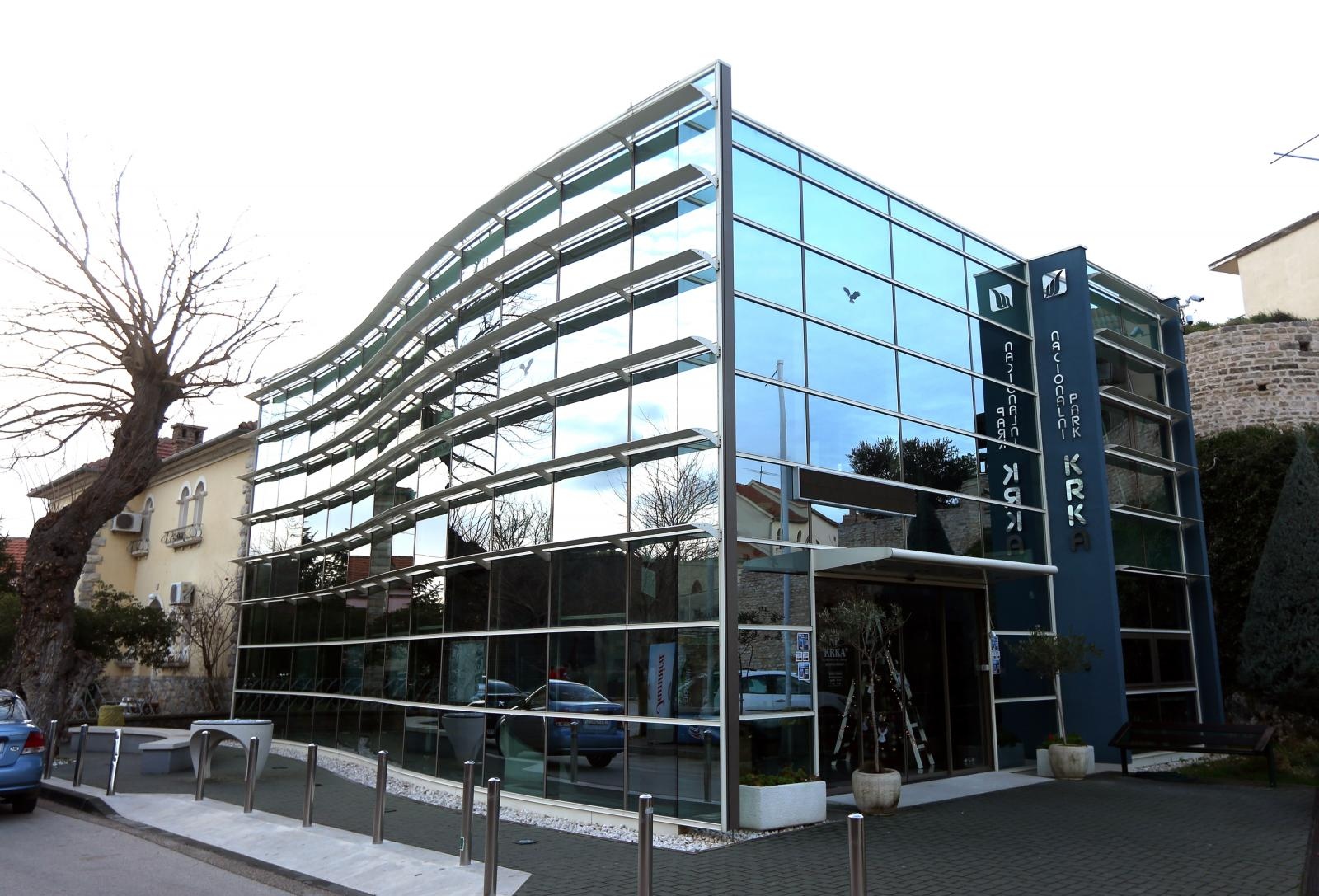 Skradin romantičan mediteranski grad na desnoj obali rijeke Krke Skradin romantičan mediteranski grad na desnoj obali rijeke Krke