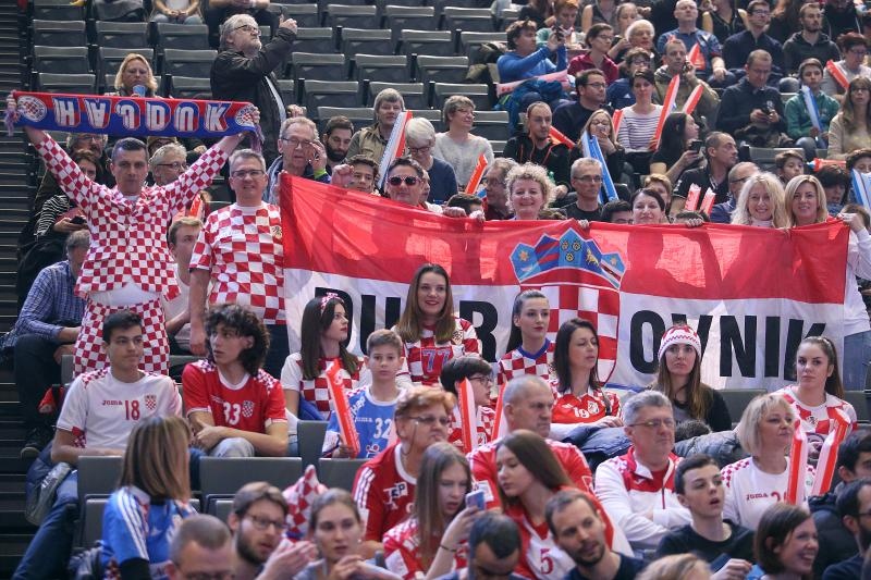 Hrvatski navijači u Parizu na utakmici Slovenija – Hrvatska za 3. mjesto na Svjetskom prvenstvu