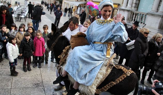 Sveta Luce oduševila mališane u gradu