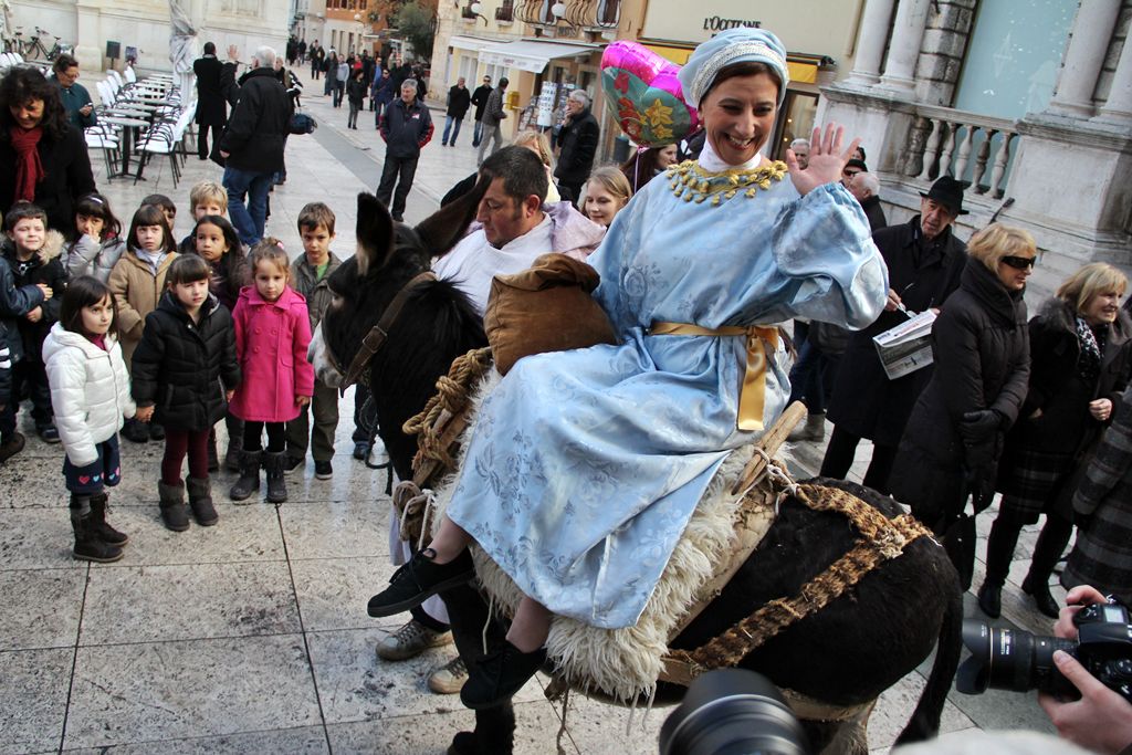 Sveta Luce oduševila mališane u gradu