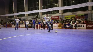 Poznate osobe iz društvenog života okušale u izvođenju penala Poznate osobe iz društvenog života okušale u izvođenju penala