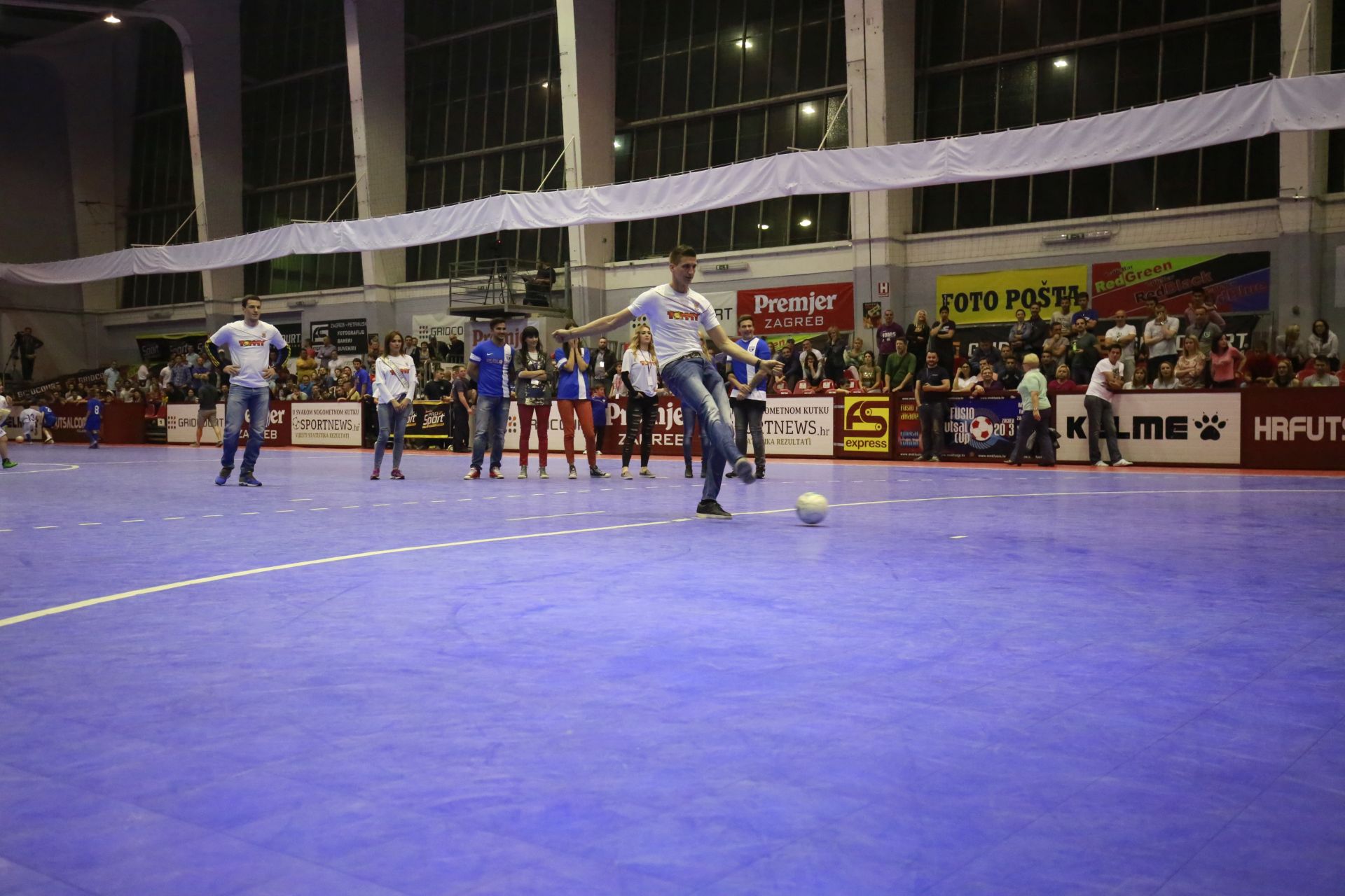 Poznate osobe iz društvenog života okušale u izvođenju penala Poznate osobe iz društvenog života okušale u izvođenju penala