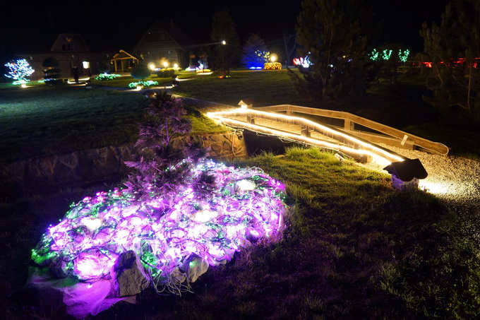 Cazma, 060412.
Obitelj Salaj iz Grabovnice kraj Cazme po prvi je put po uzoru na bozicni ugodjaj priredila i “Uskrsnu pricu”. Za tu su priliku imanje ukrasili s 2700 pisanica, zeceva, pilica i pijetlova koji svijetle po noci i ostavljaju posjetioce bez da