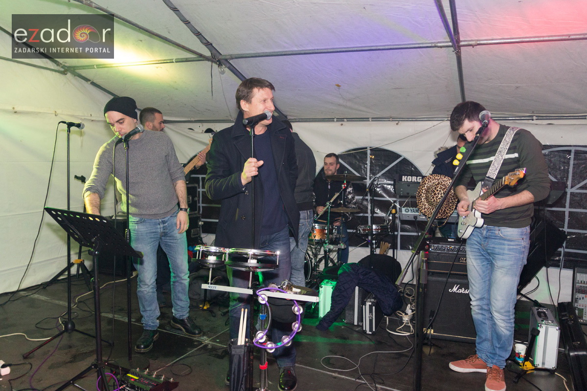 Humanitarni koncert “ZaDar Anđeli” održan je pod šatorom u u dvorištu Gimnazije Jurja Barakovića u Perivoju Vladimira Nazora