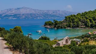 Uvala Lovrečina: Egzotična pješčana oaza na Braču u kojoj su uživali i stari Rimljani Uvala Lovrečina: Egzotična pješčana oaza na Braču u kojoj su uživali i stari Rimljani