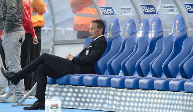 Zagreb, 220313.
Stadion Maksimir.
Kvalifikacijska utakmica za Svjetsko prvenstvo u Brazilu, 2014. godine, izmedju reprezentacija Hrvatske i Srbije.
Na slici: Sinisa Mihajlovic i boce vode Jana.
Foto: Tom Dubravec / CROPIX