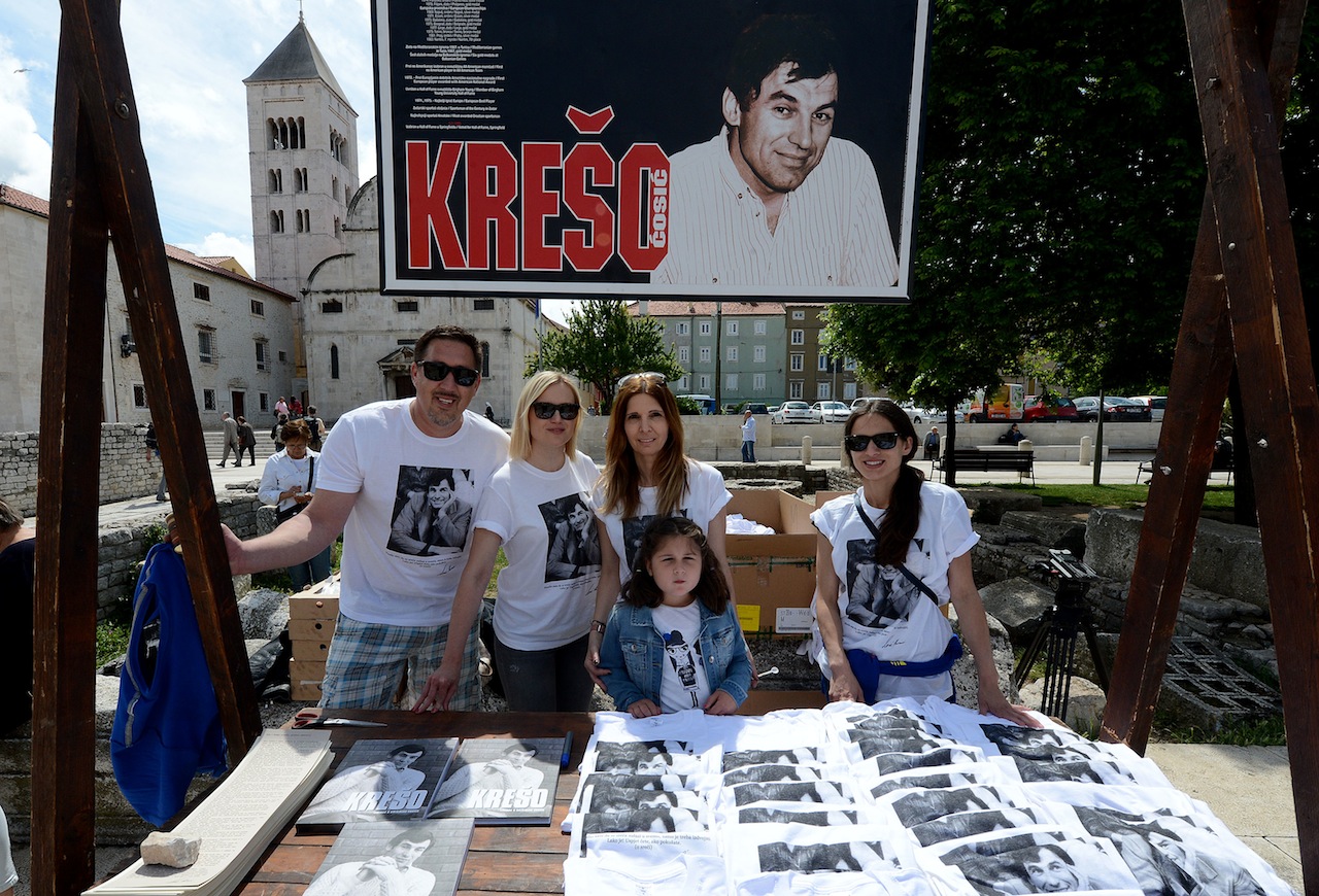 Hrvatska se sjeća košarkaške legende Krešimira Ćosića koji nas je prerano napustio prije 20 godina. Svečanom večerom u Falkensteinerovom hotelu Iadera u Petrčanima, obitelj Krešimira Ćosića – supruga Ljerka, kćerke Ana i Iva te sin Petar Krešimir, brojni Hrvatska se sjeća košarkaške legende Krešimira Ćosića koji nas je prerano napustio prije 20 godina. Svečanom večerom u Falkensteinerovom hotelu Iadera u Petrčanima, obitelj Krešimira Ćosića – supruga Ljerka, kćerke Ana i Iva te sin Petar Krešimir, brojni