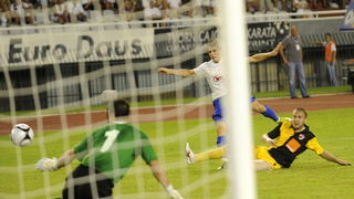 Split, 050810.
Na punom stadionu u Poljudu odigrala se uzvratna utakmica treceg pretkola Europske lige izmedju Hajdula i Dinama iz Bukuresta.U prvoj utakmici Dinamo je u Bukurestu pobijedio rezultatom 3 : 1.
Na fotografiji Ante Vukusic postize prvi gol z Split, 050810.
Na punom stadionu u Poljudu odigrala se uzvratna utakmica treceg pretkola Europske lige izmedju Hajdula i Dinama iz Bukuresta.U prvoj utakmici Dinamo je u Bukurestu pobijedio rezultatom 3 : 1.
Na fotografiji Ante Vukusic postize prvi gol z