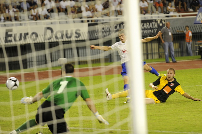 Split, 050810.
Na punom stadionu u Poljudu odigrala se uzvratna utakmica treceg pretkola Europske lige izmedju Hajdula i Dinama iz Bukuresta.U prvoj utakmici Dinamo je u Bukurestu pobijedio rezultatom 3 : 1.
Na fotografiji Ante Vukusic postize prvi gol z Split, 050810.
Na punom stadionu u Poljudu odigrala se uzvratna utakmica treceg pretkola Europske lige izmedju Hajdula i Dinama iz Bukuresta.U prvoj utakmici Dinamo je u Bukurestu pobijedio rezultatom 3 : 1.
Na fotografiji Ante Vukusic postize prvi gol z