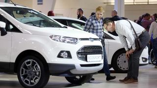 Posjetitelji razgledavaju modele automobila na Zagreb Auto Showu  koji se održava na zagrebačkom Velesajmu.  Photo: Borna Filić/PIXSELL