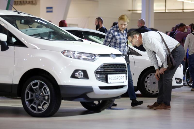 Posjetitelji razgledavaju modele automobila na Zagreb Auto Showu  koji se održava na zagrebačkom Velesajmu.  Photo: Borna Filić/PIXSELL