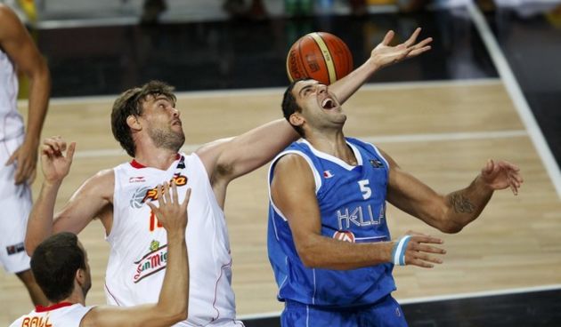 Spain’s Marc Gasol (2nd L) knocks the ball away from Greece’s Ioannis Bourousis / Reuters