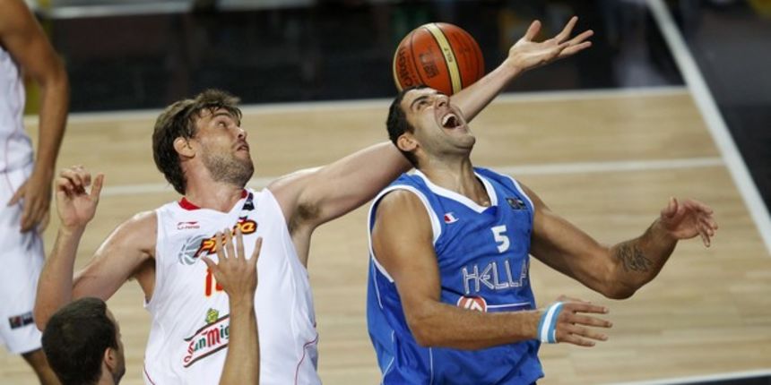 Spain’s Marc Gasol (2nd L) knocks the ball away from Greece’s Ioannis Bourousis / Reuters Spain’s Marc Gasol (2nd L) knocks the ball away from Greece’s Ioannis Bourousis / Reuters