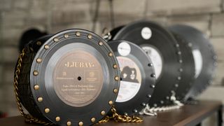 Miljana Jovičić proizvodi torbice od starih gramofonskih ploča