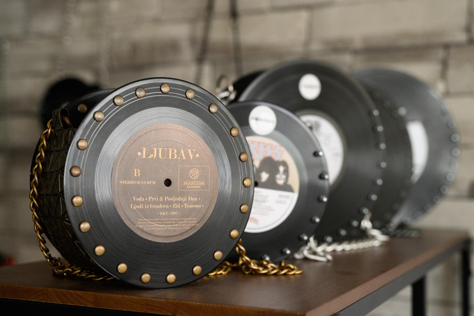 Miljana Jovičić proizvodi torbice od starih gramofonskih ploča