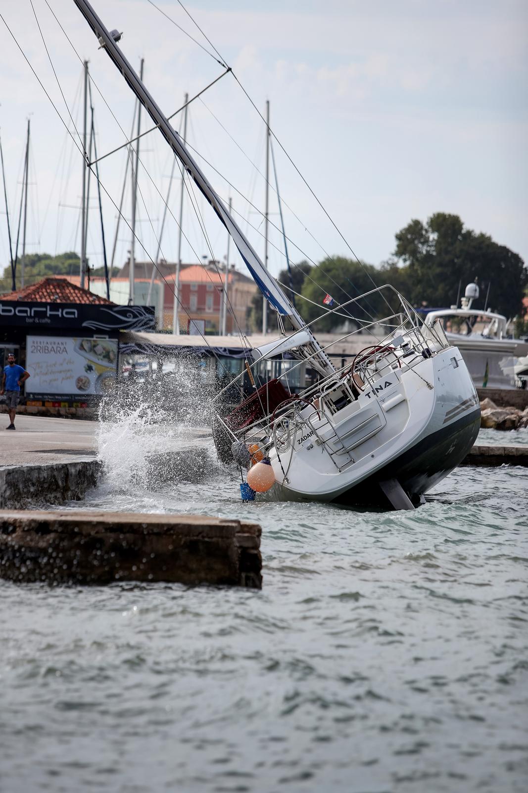 Nasukana jedrilica na Trpimirovoj obali Nasukana jedrilica na Trpimirovoj obali
