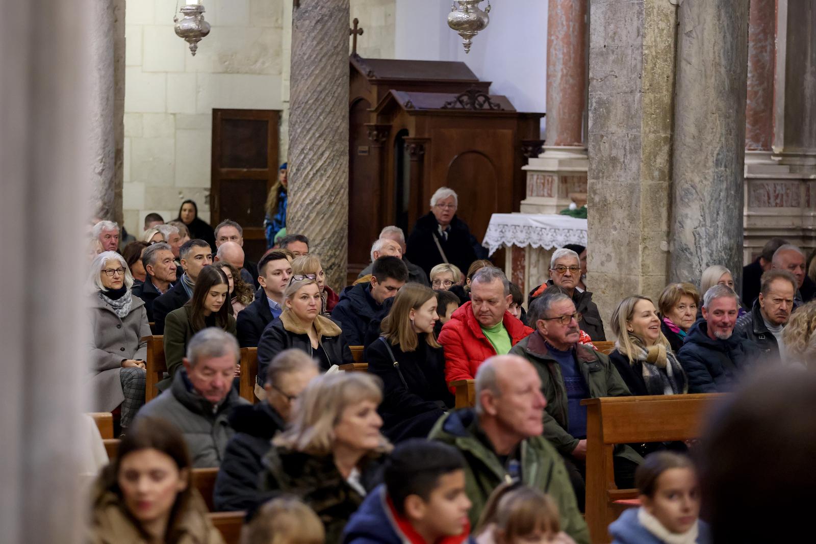 Nadbiskup Milan Zgrablić predvodio je misu na Božić u katedrali svete Stošije
