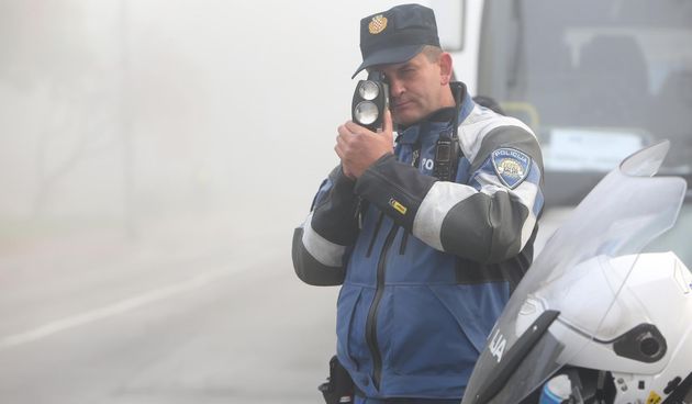 Kontrola prometa, kontrola brzine, policija, prometni policajac