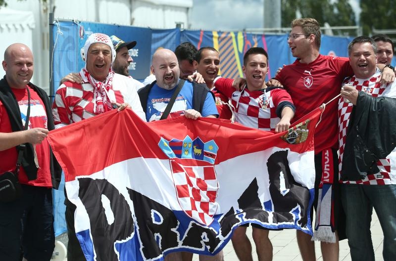 Hrvatski navijači okupirali Saint-Etienne pred utakmicu između Hrvatske i Češke. Photo: Sanjin Strukić/PIXSELL