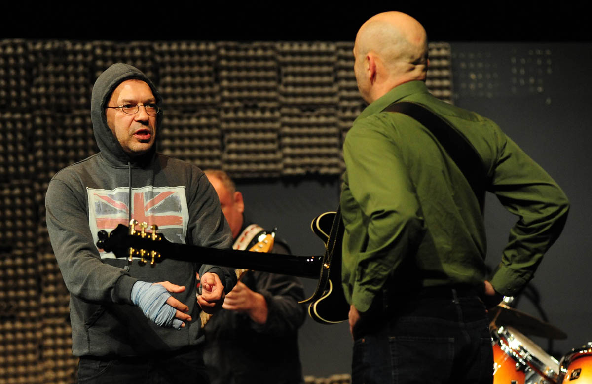 Zadar, 13.3.2014. snimio: Nenad Marčev 
Borivoj Radaković 
GRUPA 
redatelj: Mario Kovač 
igraju: Sreten Mokrović, Ranko Zidarić, 
Ivica Zadro i Iva Visković 
Kazalište KNAP (Kazalište na Peščenici) 
Dvorana HNK Zadar