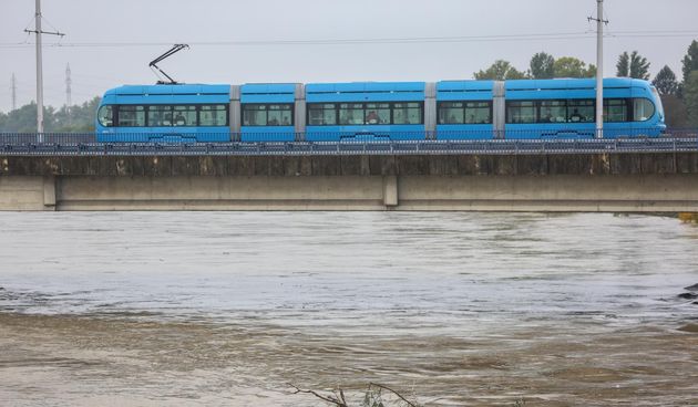 Nakon obilnih kisa koje su nocas zahvatile zagrebacko podrucje, rijeka Sava izlila se iz svog korita