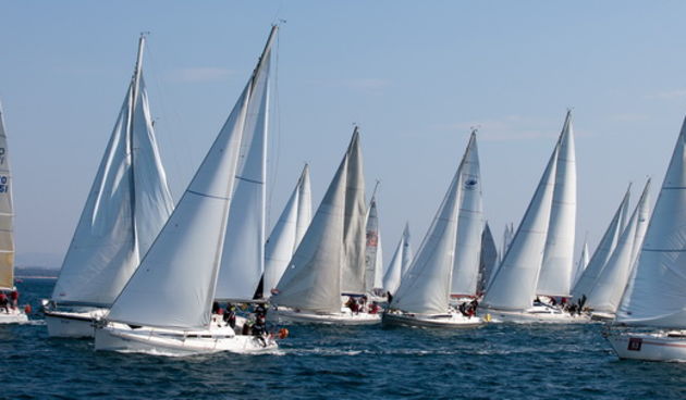 Zadar, 260211.
U Biogradskom akvatoriju se ovoga vikenda odrzava 11. Karnevalska regata. U tri jedrenja natjecati ce se 50-ak brodova.
Na slici: detalj sa subotnjeg jedrenja.
Foto: Vladimir Ivanov / CROPIX