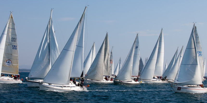 Zadar, 260211.
U Biogradskom akvatoriju se ovoga vikenda odrzava 11. Karnevalska regata. U tri jedrenja natjecati ce se 50-ak brodova.
Na slici: detalj sa subotnjeg jedrenja.
Foto: Vladimir Ivanov / CROPIX