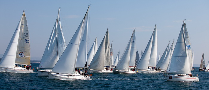 Zadar, 260211.
U Biogradskom akvatoriju se ovoga vikenda odrzava 11. Karnevalska regata. U tri jedrenja natjecati ce se 50-ak brodova.
Na slici: detalj sa subotnjeg jedrenja.
Foto: Vladimir Ivanov / CROPIX Zadar, 260211.
U Biogradskom akvatoriju se ovoga vikenda odrzava 11. Karnevalska regata. U tri jedrenja natjecati ce se 50-ak brodova.
Na slici: detalj sa subotnjeg jedrenja.
Foto: Vladimir Ivanov / CROPIX