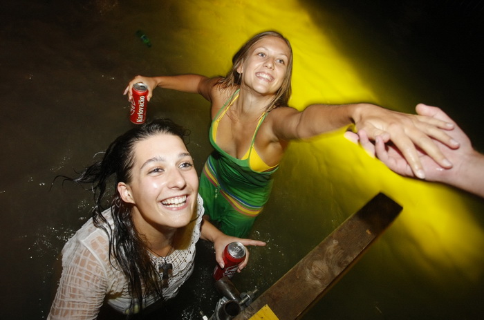 Split, 200810.
Koncert “Funk on the beach” u cast preminulog Dina Dvornika odrzan je na plazi Bacvice u organizaciji Deana Dvornika. Koncert je kasnio dva sata, dok je vise od 6 tisuca poklonika Dina Dvornika cekalo pocetak.
Foto: Duje Klaric / CROPIX Split, 200810.
Koncert “Funk on the beach” u cast preminulog Dina Dvornika odrzan je na plazi Bacvice u organizaciji Deana Dvornika. Koncert je kasnio dva sata, dok je vise od 6 tisuca poklonika Dina Dvornika cekalo pocetak.
Foto: Duje Klaric / CROPIX