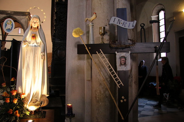 Cvjetnica 20. ožujka 2016: Nakon blagoslova maslinovih grančica, nadbisku Želimir Puljić predvodio je procesiju do katedrale sv. Stošije gdje je služio misno slavlje na kojem se pjevala Muka našeg Gospodina Cvjetnica 20. ožujka 2016: Nakon blagoslova maslinovih grančica, nadbisku Želimir Puljić predvodio je procesiju do katedrale sv. Stošije gdje je služio misno slavlje na kojem se pjevala Muka našeg Gospodina