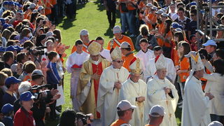 Zadar, 080510.
Zadar je domacin Susreta katolicke mladezi 2010. 
Susret ce trajati dva dana a u njemu ce sudjelovati preko 30.000 mladih iz Hrvatske i svijeta. 
Na slici: misa u sportskom centru Visnjik.
Foto: Vladimir Ivanov  / CROPIX