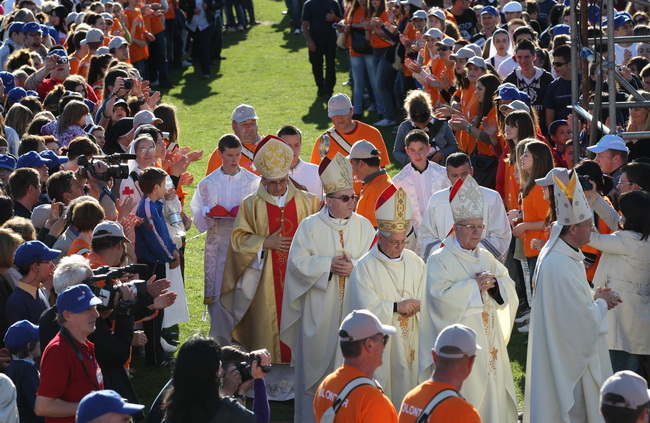 Zadar, 080510.
Zadar je domacin Susreta katolicke mladezi 2010. 
Susret ce trajati dva dana a u njemu ce sudjelovati preko 30.000 mladih iz Hrvatske i svijeta. 
Na slici: misa u sportskom centru Visnjik.
Foto: Vladimir Ivanov  / CROPIX
