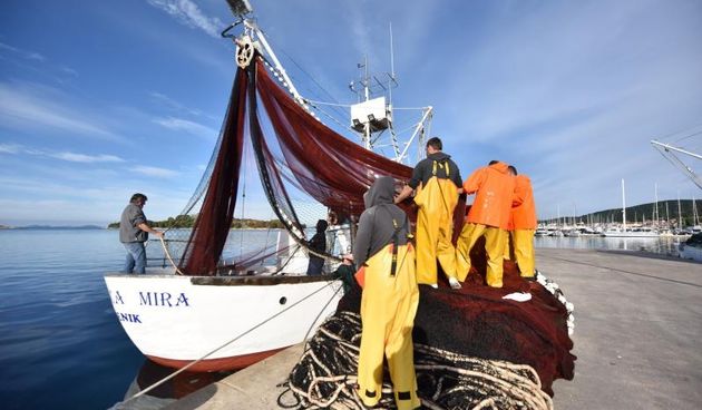 Tribunjski ribari prikljucili su se projektu Europske Unije prikupljajuci otpad iz ribarski mreza i odlazuci ga u kontejnere iskljucivo predvidjene za tu svrhu. Photo: Hrvoje Jelavic/PIXSELL