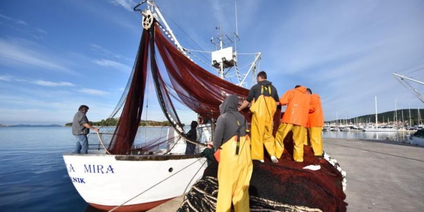 Tribunjski ribari prikljucili su se projektu Europske Unije prikupljajuci otpad iz ribarski mreza i odlazuci ga u kontejnere iskljucivo predvidjene za tu svrhu. Photo: Hrvoje Jelavic/PIXSELL Tribunjski ribari prikljucili su se projektu Europske Unije prikupljajuci otpad iz ribarski mreza i odlazuci ga u kontejnere iskljucivo predvidjene za tu svrhu. Photo: Hrvoje Jelavic/PIXSELL