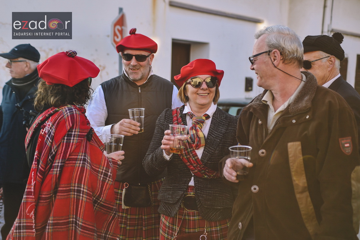 Škotski kiltovi preplavili zadarske Stanove Škotski kiltovi preplavili zadarske Stanove