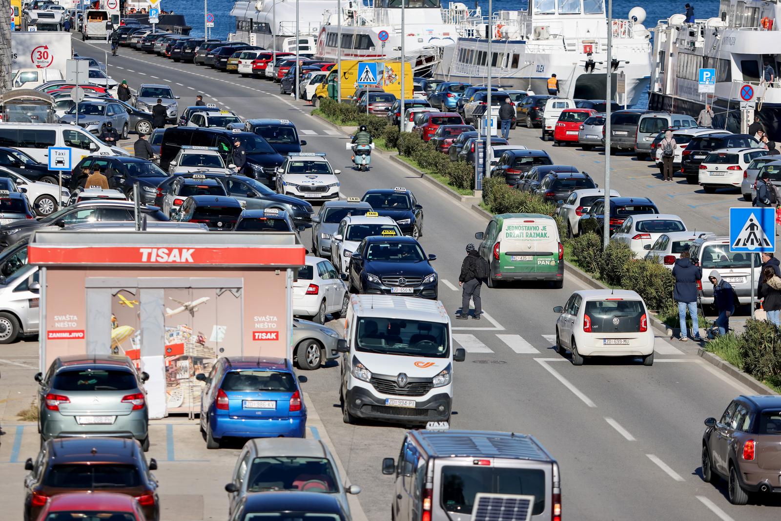 Taksisti prosvjeduju u Zadru