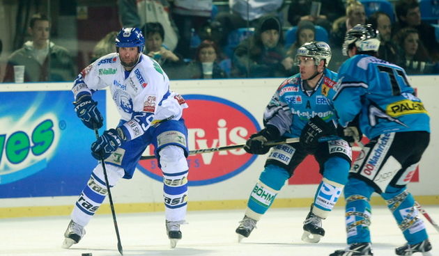 Zagreb, 060211.
Klizaliste na Salati.
Hokejaska utakmica Winter Classic Medvescak Zagreb – Black Wings Linz
Na fotografiji: Joel Prpic.
Foto: Ronald Gorsic / CROPIX