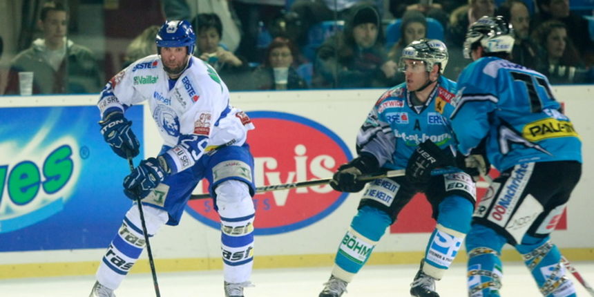 Zagreb, 060211.
Klizaliste na Salati.
Hokejaska utakmica Winter Classic Medvescak Zagreb – Black Wings Linz
Na fotografiji: Joel Prpic.
Foto: Ronald Gorsic / CROPIX