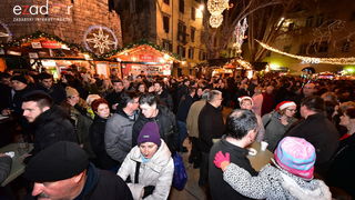 Tisuće Zadrana uživalo na krcatom Narodnom trgu i Tgu Petra Zoranića uz Tomislava Bralića i klapu Intrade Tisuće Zadrana uživalo na krcatom Narodnom trgu i Tgu Petra Zoranića uz Tomislava Bralića i klapu Intrade