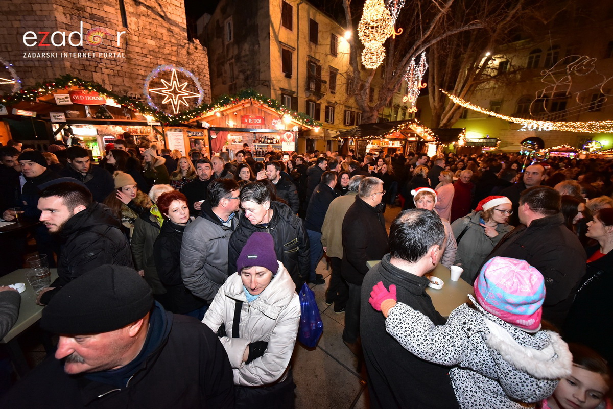 Tisuće Zadrana uživalo na krcatom Narodnom trgu i Tgu Petra Zoranića uz Tomislava Bralića i klapu Intrade Tisuće Zadrana uživalo na krcatom Narodnom trgu i Tgu Petra Zoranića uz Tomislava Bralića i klapu Intrade