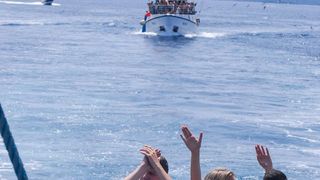 Tunuara 2016 – defile ribarica, spremanje brudeta, demonstracija ribarske vještine i koncert Zorica Kondža. Foto: TZ općine Kali/Adam Vidas Tunuara 2016 – defile ribarica, spremanje brudeta, demonstracija ribarske vještine i koncert Zorica Kondža. Foto: TZ općine Kali/Adam Vidas