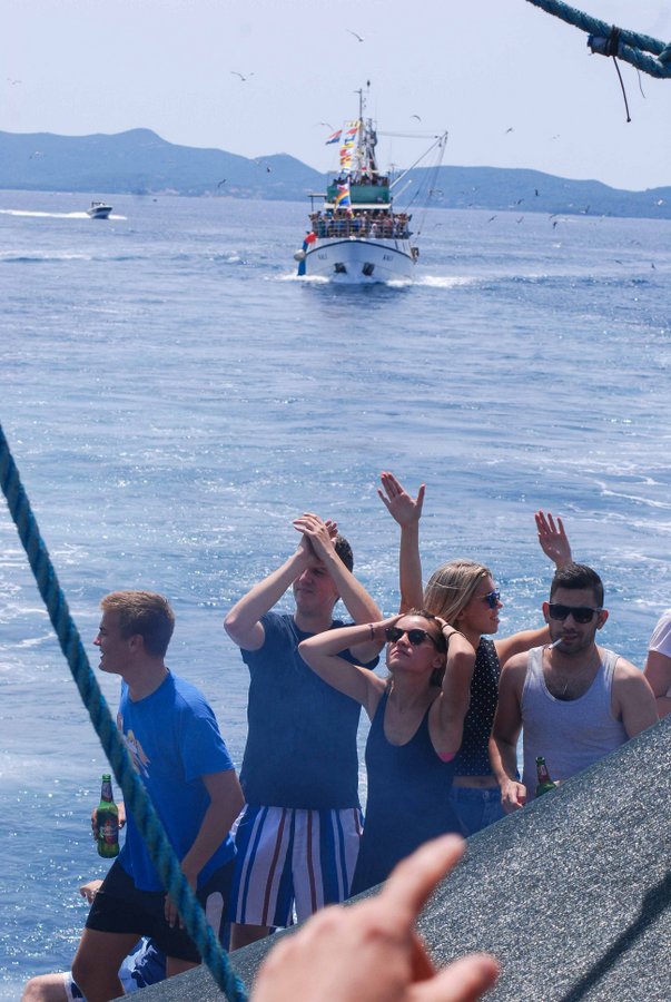 Tunuara 2016 – defile ribarica, spremanje brudeta, demonstracija ribarske vještine i koncert Zorica Kondža. Foto: TZ općine Kali/Adam Vidas Tunuara 2016 – defile ribarica, spremanje brudeta, demonstracija ribarske vještine i koncert Zorica Kondža. Foto: TZ općine Kali/Adam Vidas