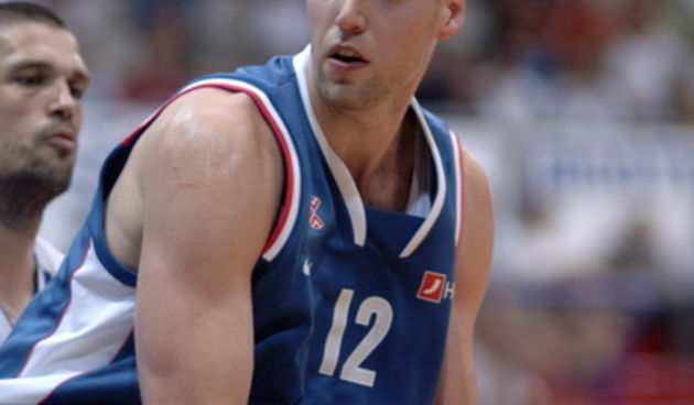 Zagreb, 260509.
Kosarkaska dvorana Drazen Petrovic.
A-1 liga za prvaka, prva utakmica finala doigravanja izmedju Cibone i Zadra.
Na slici: Luksa Andric u pozadini Tomislav Ruzic.
Foto: Drago Sopta / CROPIX