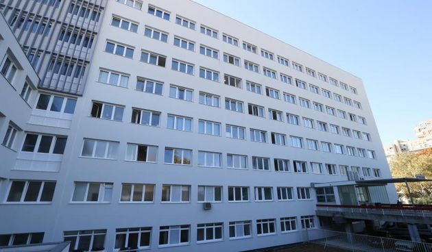 U KBC-u Split na Krizinama odrzana je prigodna svecanost tijekom koje je predstavljen projekt energetske obnove bolnice. Predstavljanu su, uz domacine i izvodjace, prisustvovali ministri Varga i Grcic. Dio obnovljenog sjevernog procelja bolnice.