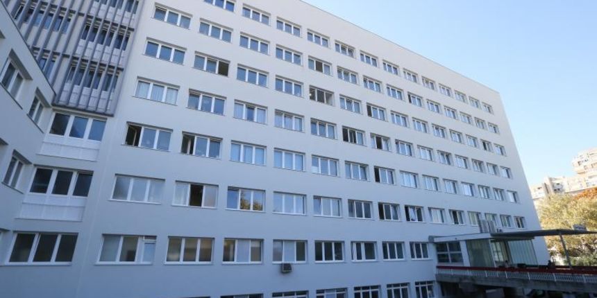 U KBC-u Split na Krizinama odrzana je prigodna svecanost tijekom koje je predstavljen projekt energetske obnove bolnice. Predstavljanu su, uz domacine i izvodjace, prisustvovali ministri Varga i Grcic. Dio obnovljenog sjevernog procelja bolnice.