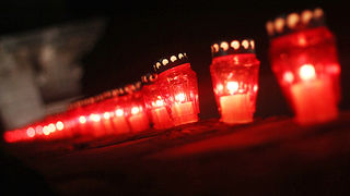 Svijeće na Kopnenim vratima i bedemu u Foši (foto:Saša Čuka) Svijeće na Kopnenim vratima i bedemu u Foši (foto:Saša Čuka)