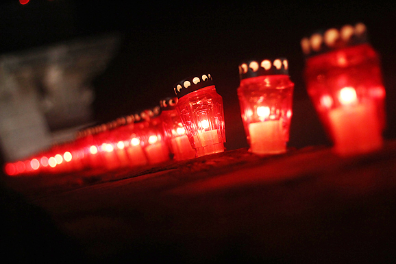 Svijeće na Kopnenim vratima i bedemu u Foši (foto:Saša Čuka) Svijeće na Kopnenim vratima i bedemu u Foši (foto:Saša Čuka)