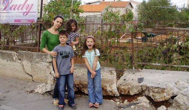 Obitelj Brčić pored srušenog zida (Foto: S. Klarica)